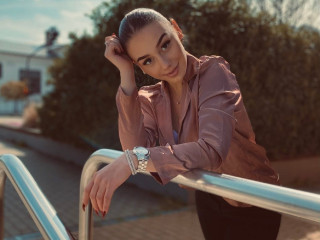 Alter: 18 / Schütze - Alter: 165 / schlank - Geschlecht: weiblich - Ausrichtung: bisexuell - Haare: brünett / lang - Piercing: keins - bewebmaster-Alter: C - Hautfarbe: weiss - Augen: braun - Rasur: teilrasiert